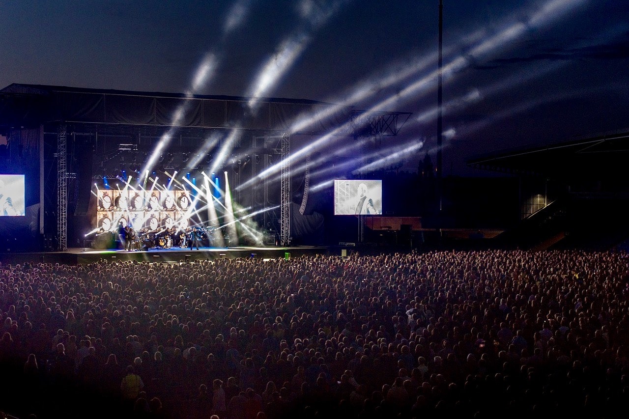 Festival in Freien auf einer großen Wiese. Die Menschenmenge feiert - Angsa-Robotics bietet die Lösung gegen kleinteiligen Müll