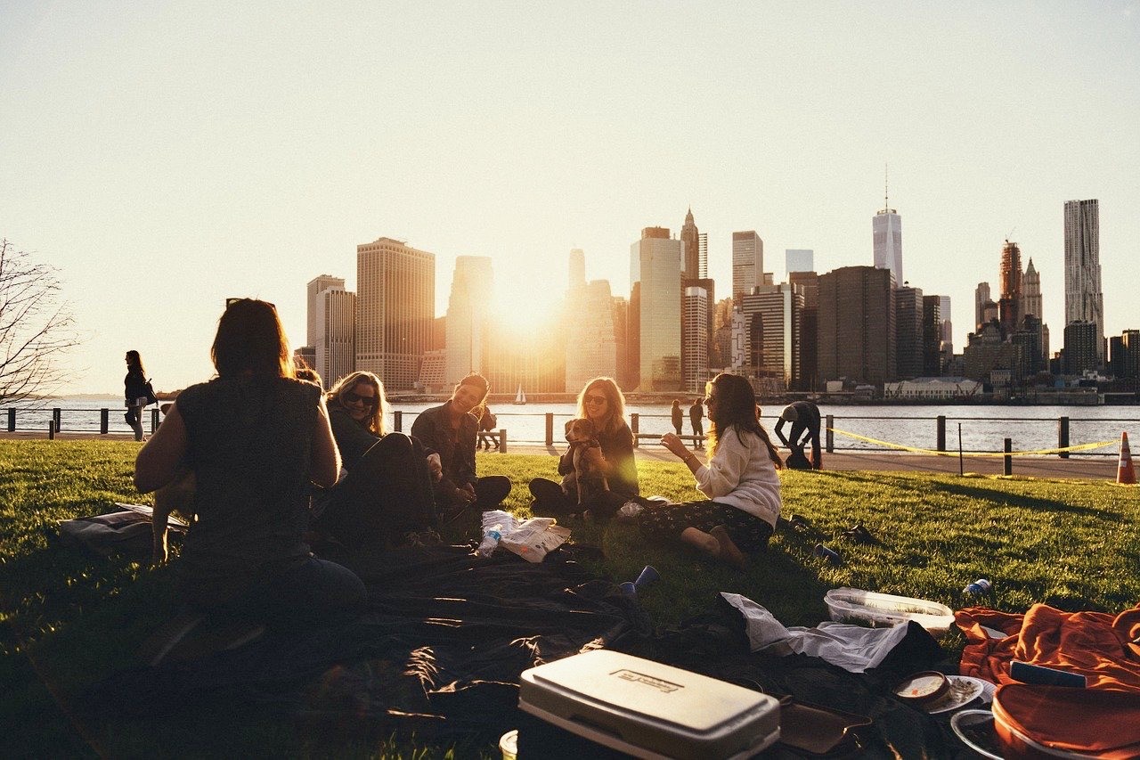 Picknick mit Freunden in einem Park oder einer Grünfläche - Angsa Robotics bietet die Lösung gegen kleinteiligen Müll.