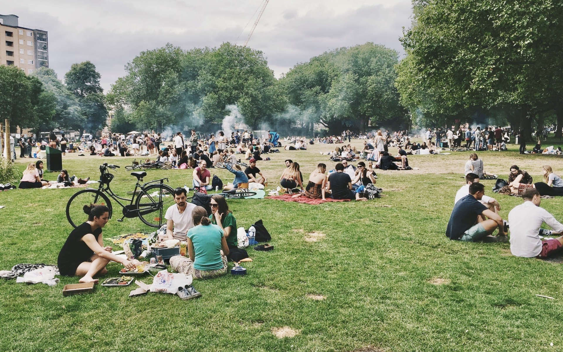 grillen mit Freunden in einem Park oder einer Grünfläche - Angsa Robotics bietet die Lösung gegen kleinteiligen Müll.